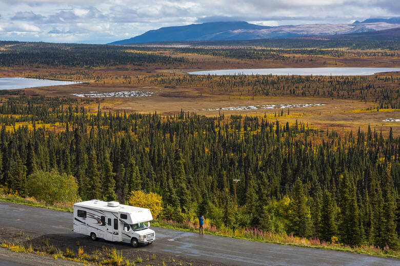 Wohnmobil fährt durch den Denali National Park in Alaska