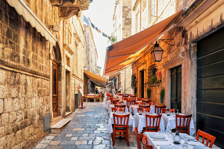 Gemütliches Straßencafé in Dubrovnik in einer kleinen Gasse