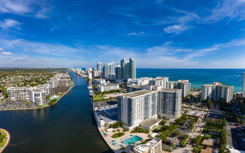 Luftaufnahme von Fort Lauderdale mit Kanälen und Hochhäusern