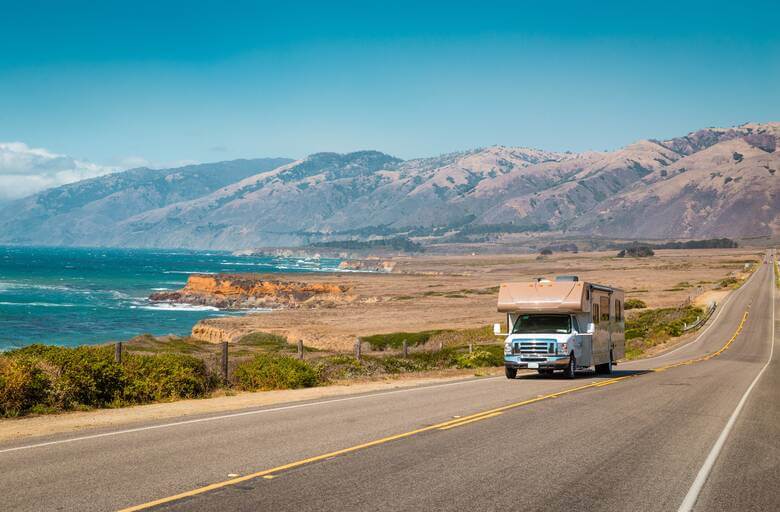 Wohnmobil fährt über den Highway 1 in Kalifornien