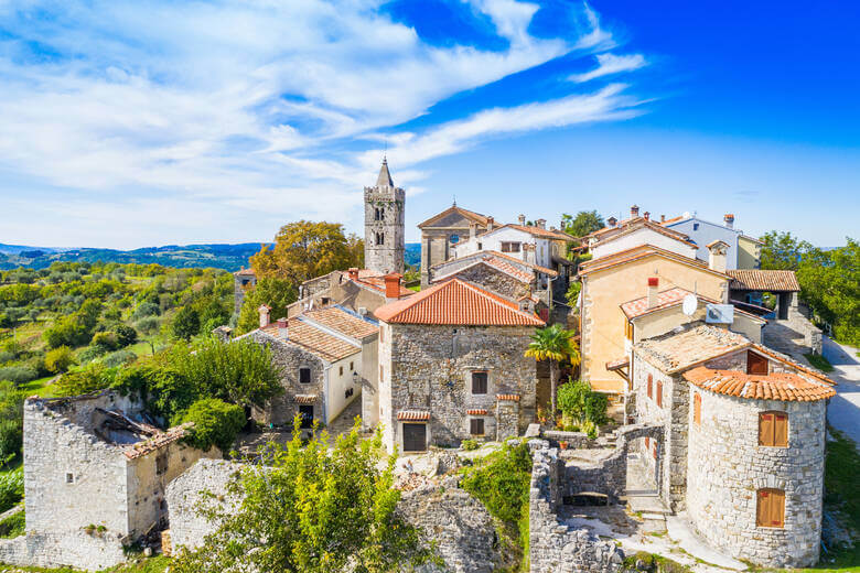 Blick auf die alten Steinhäuser von Hum in Kroatien