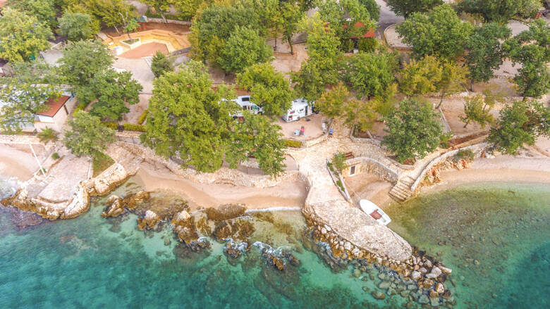 Wohnmobile campen am Meer auf der Insel Krk in Kroatien