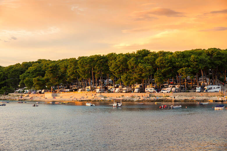Sonnenuntergang auf einem Campingplatz auf der Insel Cres in Kroatien