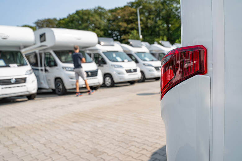 Eine Reihe von Wohnmobilen auf einem Parkplatz