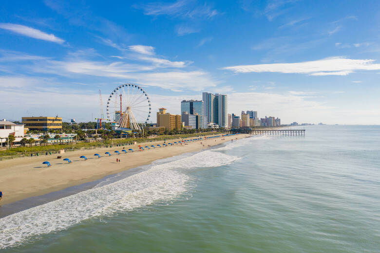 Der Strand Myrtle Beach vom Wasser aus mit Blick auf ein Riesenrad