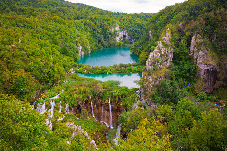 Blick auf die Plitivicer Seen mit Wasserfällen in Kroatien