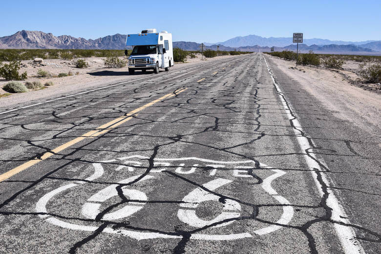 Wohnmobil parkt auf der Route 66 in einer Wüstenlandschaft