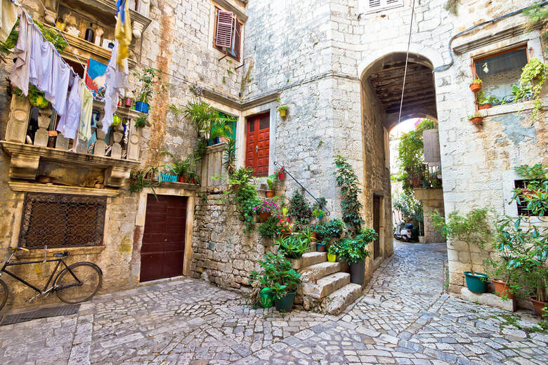 Kleine Altstadtgasse in Trogir in Kroatien