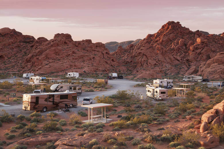 Campingplatz zwischen den roten Felsen im Valley of Fire, USA