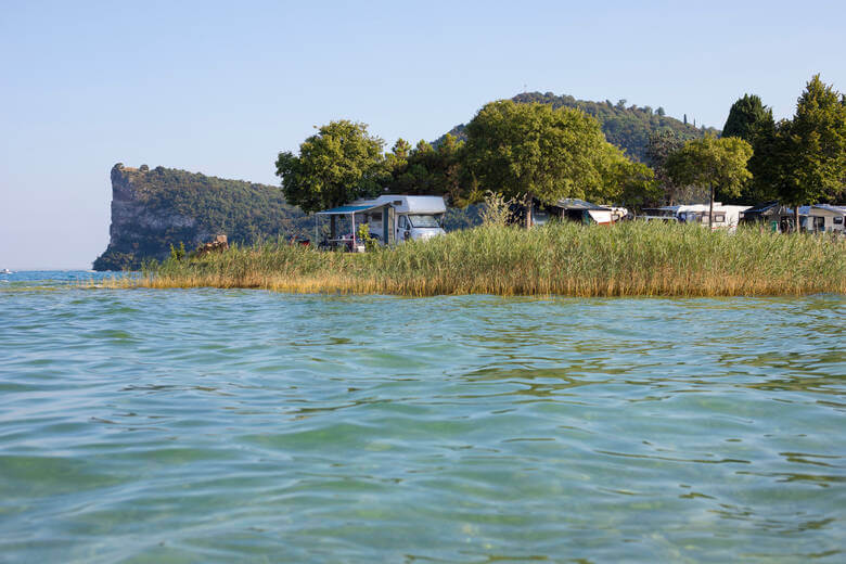 Wohnmobil campt am Gardasee auf einer kleinen Insel