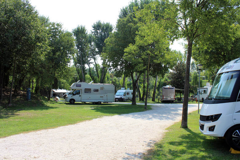 Wohnmobile auf einem Wohnmobilstellplatz in Monzambano am Gardasee