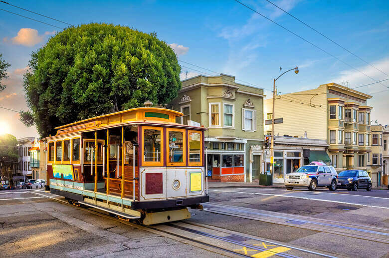 Ein Cable Car auf der Straße in San Francisco