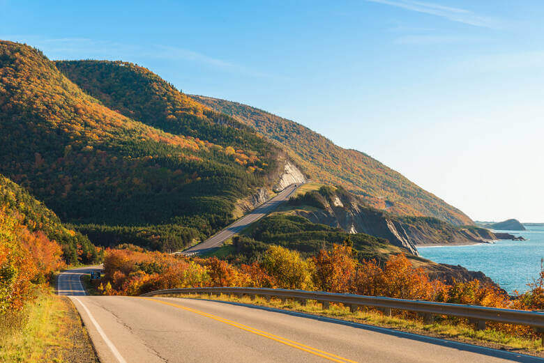 Küstenstraße in Nova Scotia im Herbst