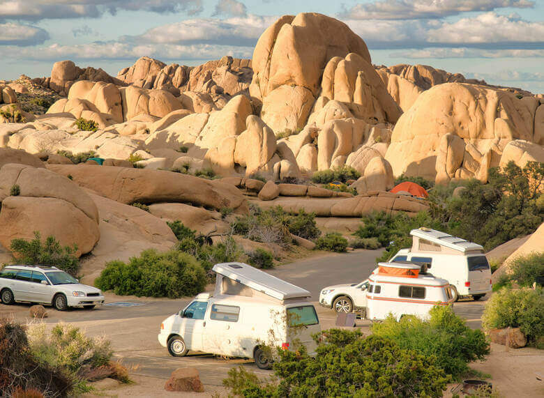 Campingplatz mit Wohnmobilen und Autos im Joshua Tree Nationalpark