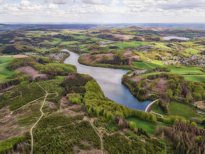 Blick auf die herbstliche Lingese-Talsperre in NRW