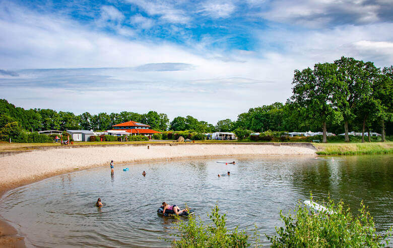 Badegäste auf dem Campingplatz Sonnensee in NRW