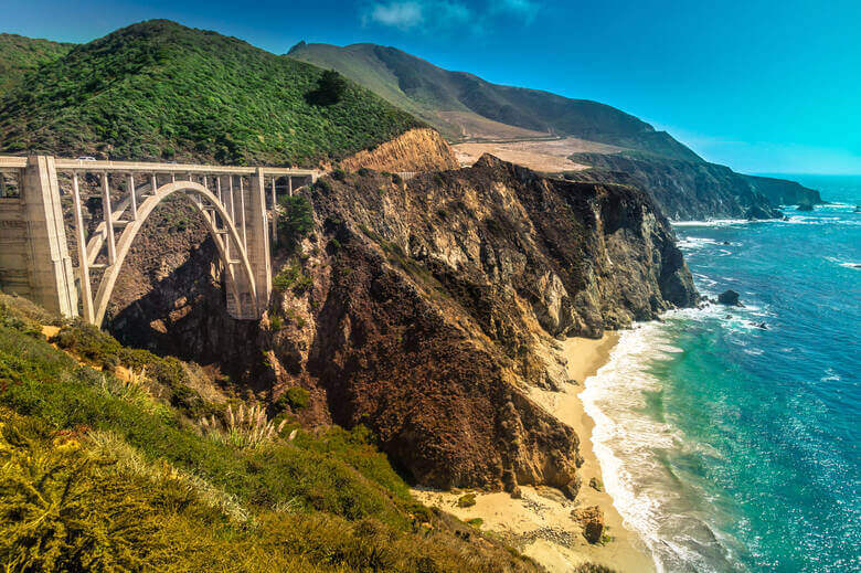 Die Bixby Creek Bridge in Big Sur mit Blick auf den Ozean