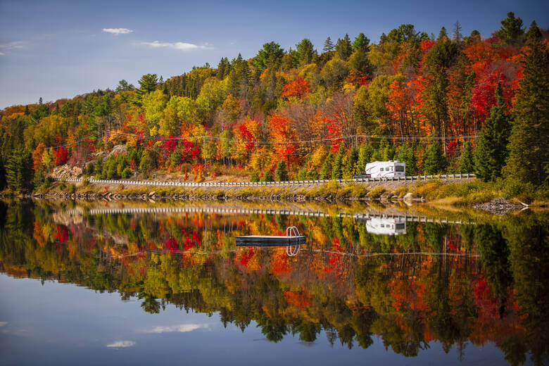 Wohnmobil vor Herbstlaub in Kanada