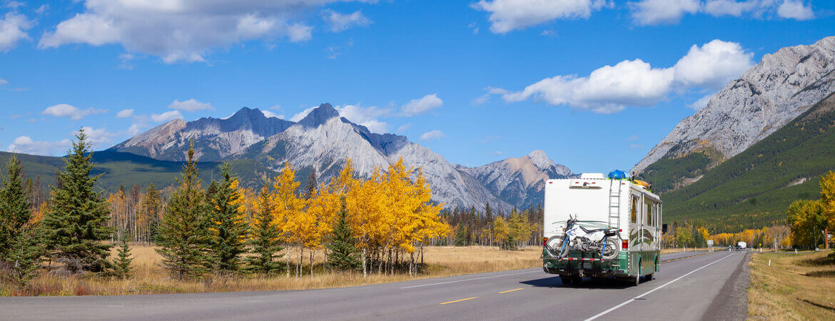 Wohnmobil auf einem Highway in den Rocky Mountains