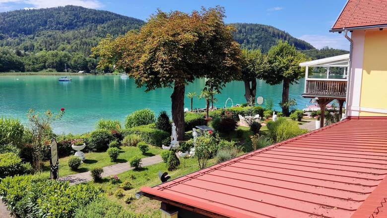 Blick auf Wörthersee von Halbinsel Maria Loretto