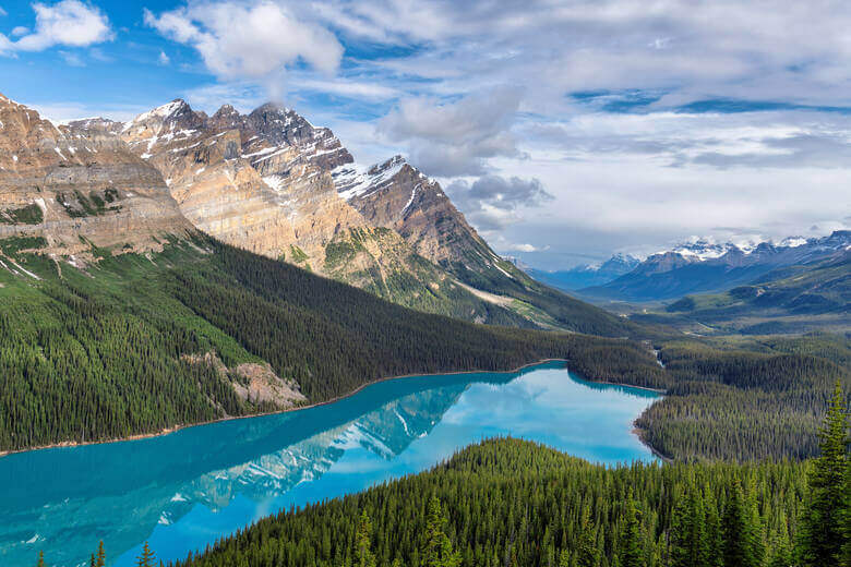 Peyto Lake früh am Morgen vom Aussichtspunkt