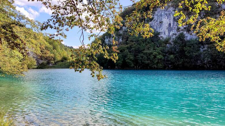 Plitvicer Seen in Kroatien mit türkisblauem Wasser