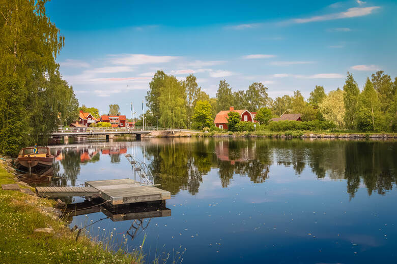 Rote Schwedenhäuser an einem See 