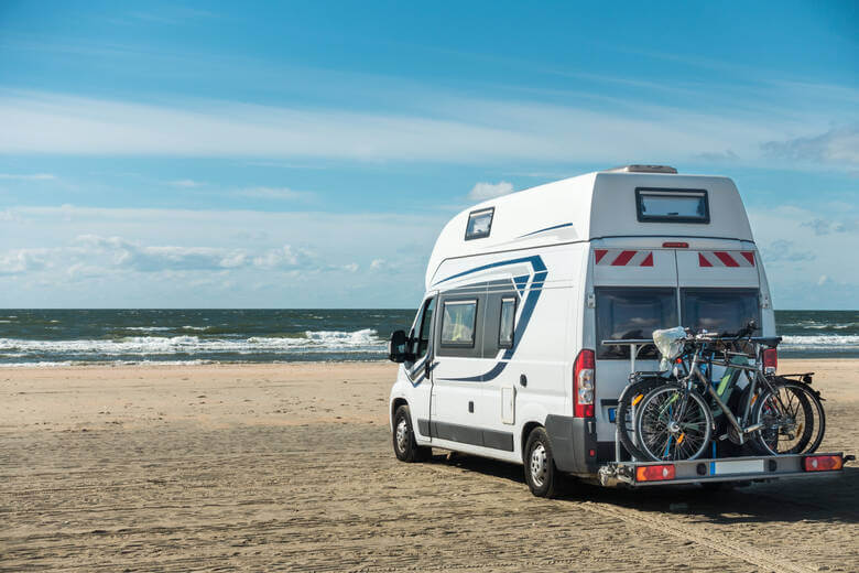 Wohnmobil steht direkt am Meer