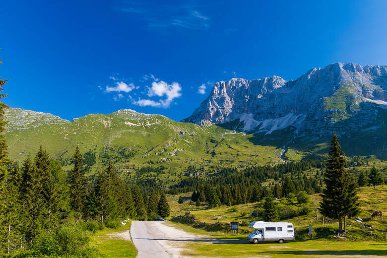 Camper in den italienischen Alpen