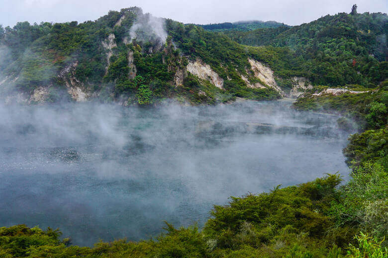 Aufsteigender Dampf vom Frying Pan Lake in Waimangu