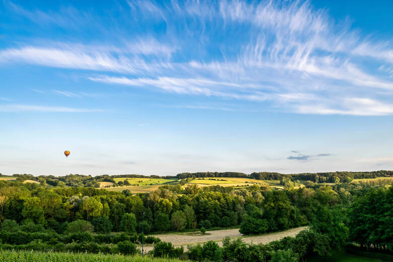 Ballon schwebt über Feldern in Limburg