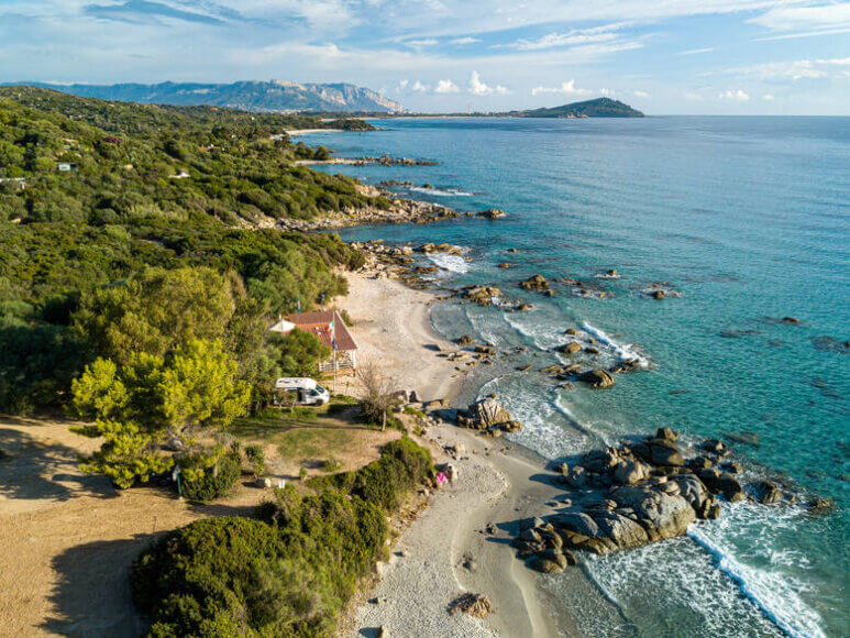 Wohnmobil parkt auf Sardinien am Strand