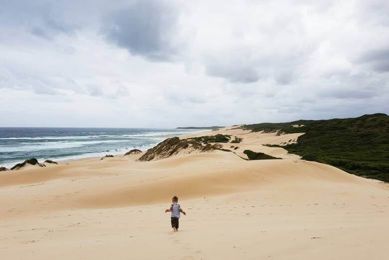 Kleiner Junge an einem Strand in Südafrika