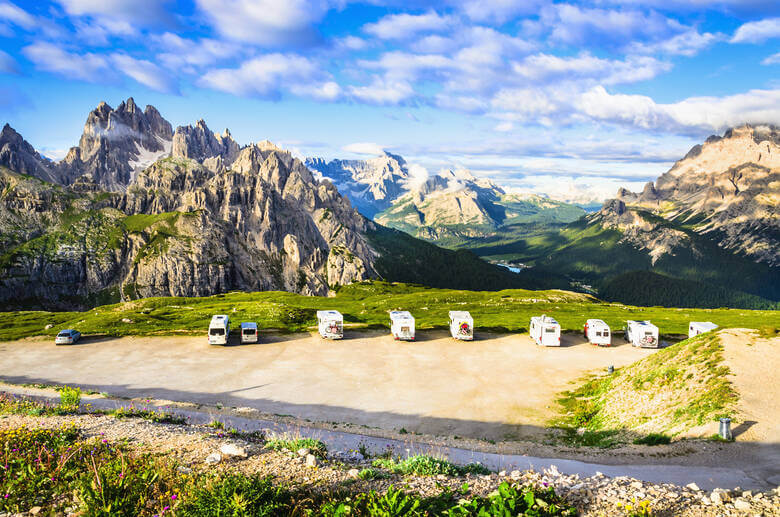 Wohnmobile parken vor den Dolomiten