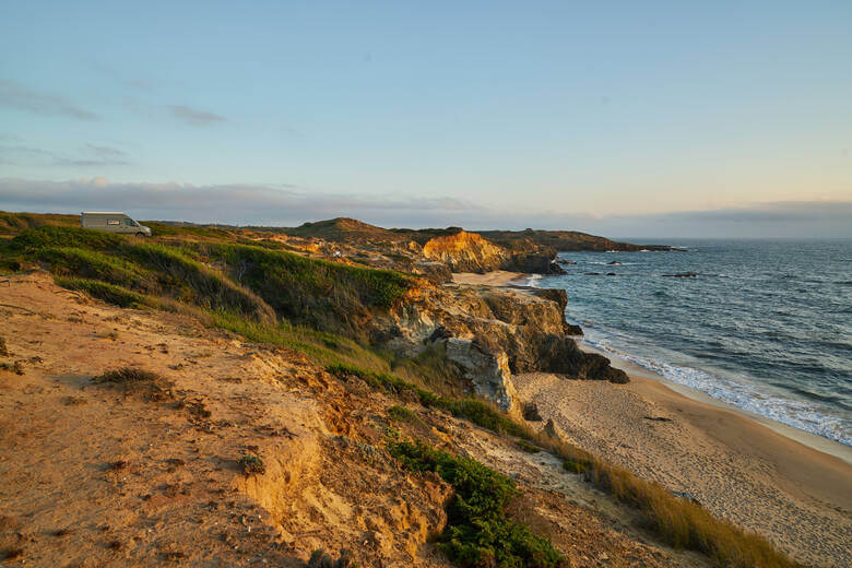 Camper steht an der Küste in Portugal mit Blick auf das Meer