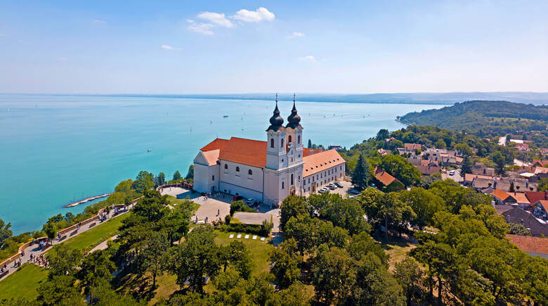 Kirche am Balaton-See in Ungarn mit Blick auf das Meer
