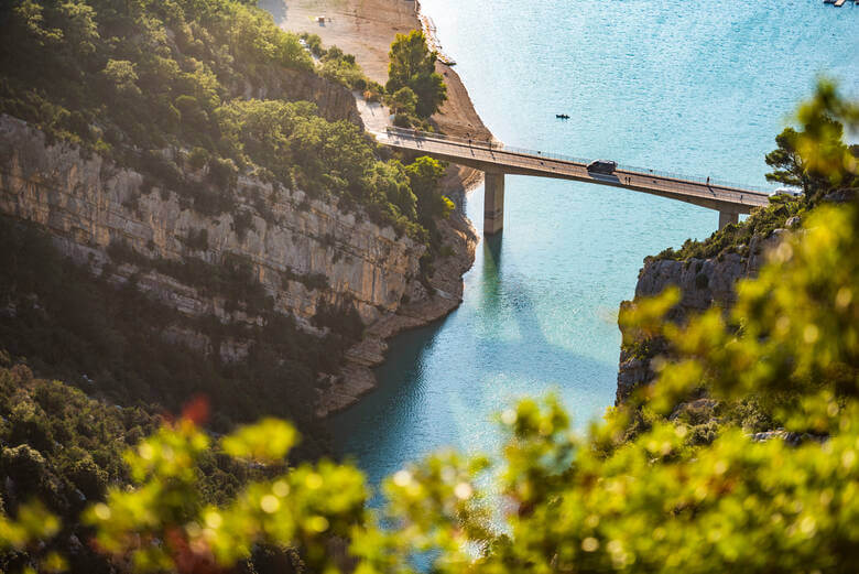 Camper fährt über die Verdonschlucht in Frankreich