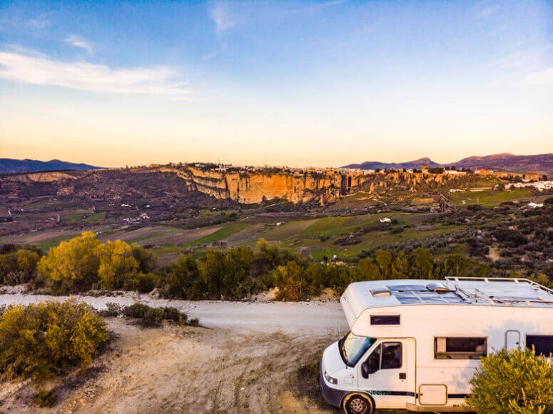 Blick von einem Wohnmobil auf die Bergstadt Ronda in Andalusien