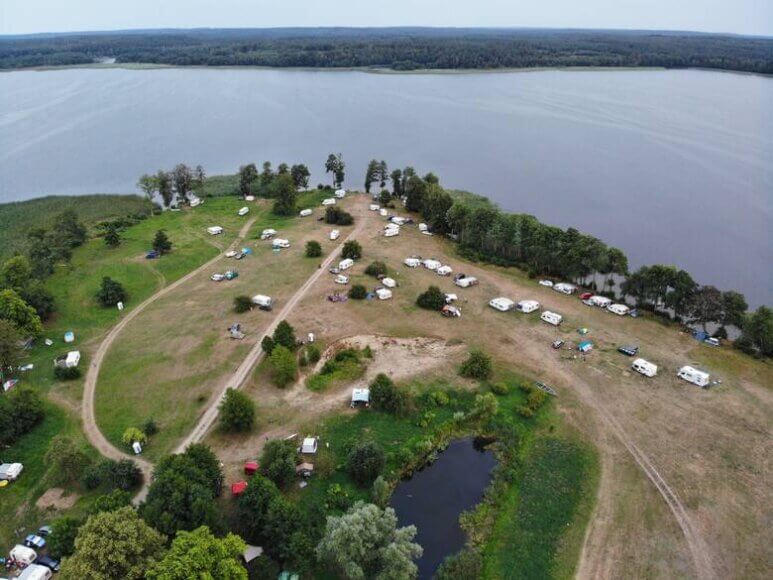 Wohnmobile auf einer Campinginsel in Polen