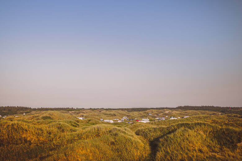 Romantischer Wohnmobilstellplatz in Dänemark inmitten der Dünen