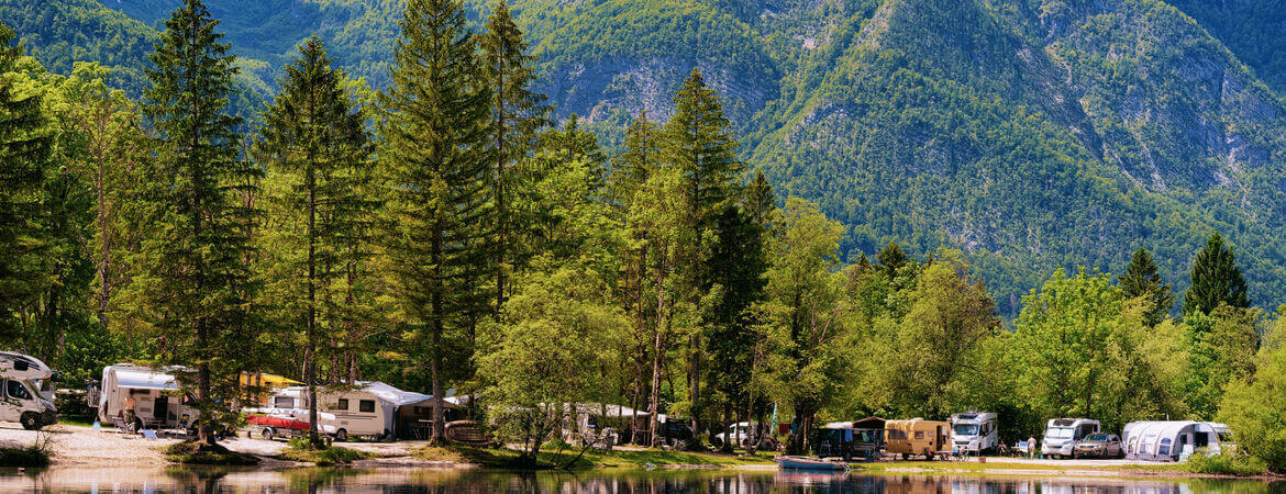 Wohnmobile campen am Bohinj-See in den Slowenischen Alpen