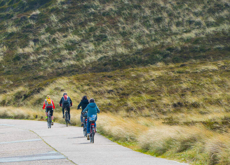 Radfahrer auf einem Radweg an der Nordsee