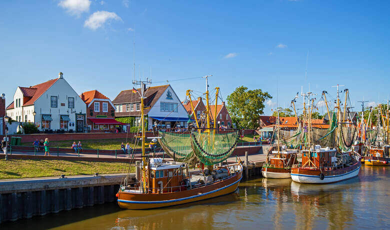 Typischer Ort an der Nordsee mit Hafen