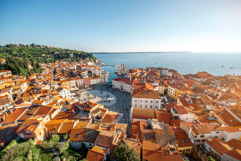 Blick auf die Stadt und den Hafen von Piran in Slowenien