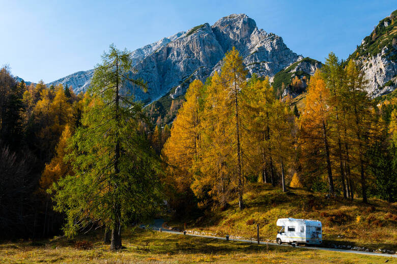 Wohnmobil fährt über eine Bergstraße in Slowenien