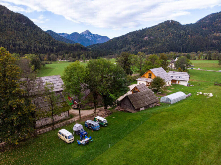 Camper parken auf einem Bauernhof in Sloweien
