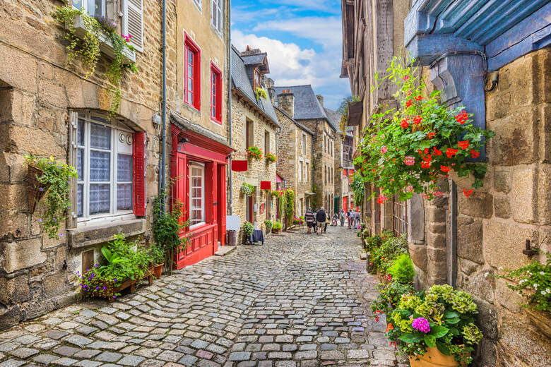Romantische Altstadtgassen von Dinard in der Bretagne