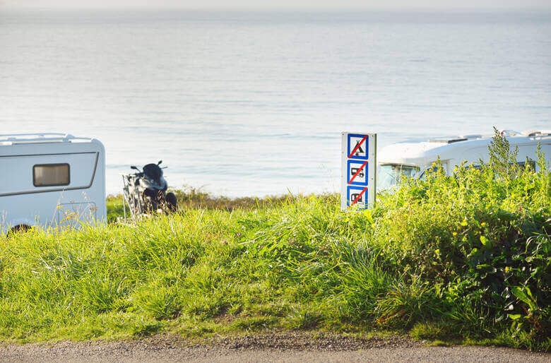 Schilder an der Küste der Bretagne verbieten das Freistehen mit dem Wohnmobil