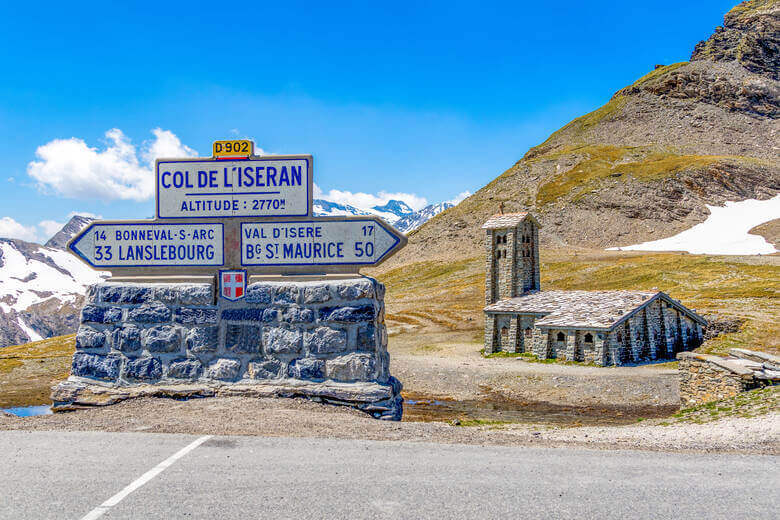 Wegweiser auf dem Col de L'Iseran in Frankreich 