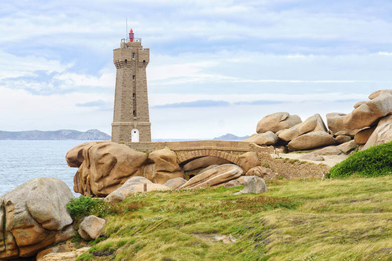 Leuchtturm an der Côte de Granit Rose in der Bretagne